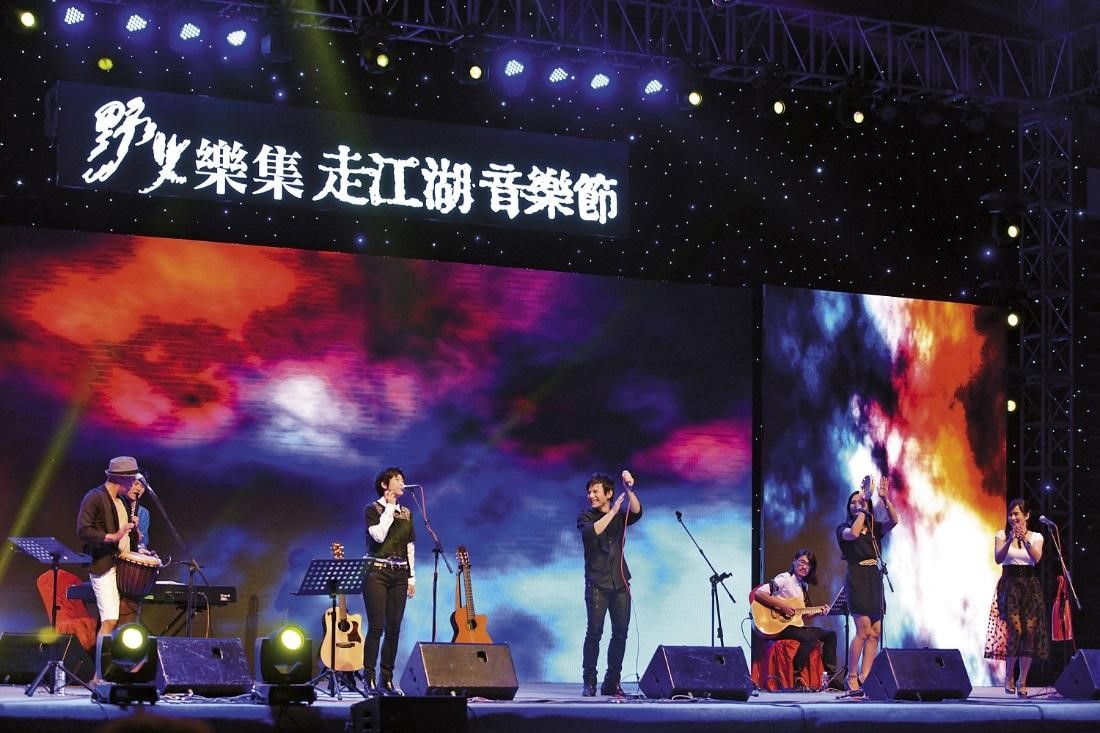 卑南族歌手陳永龍（中），參與「野火樂集」在中國主辦的各項音樂節活動。（野火樂集提供）