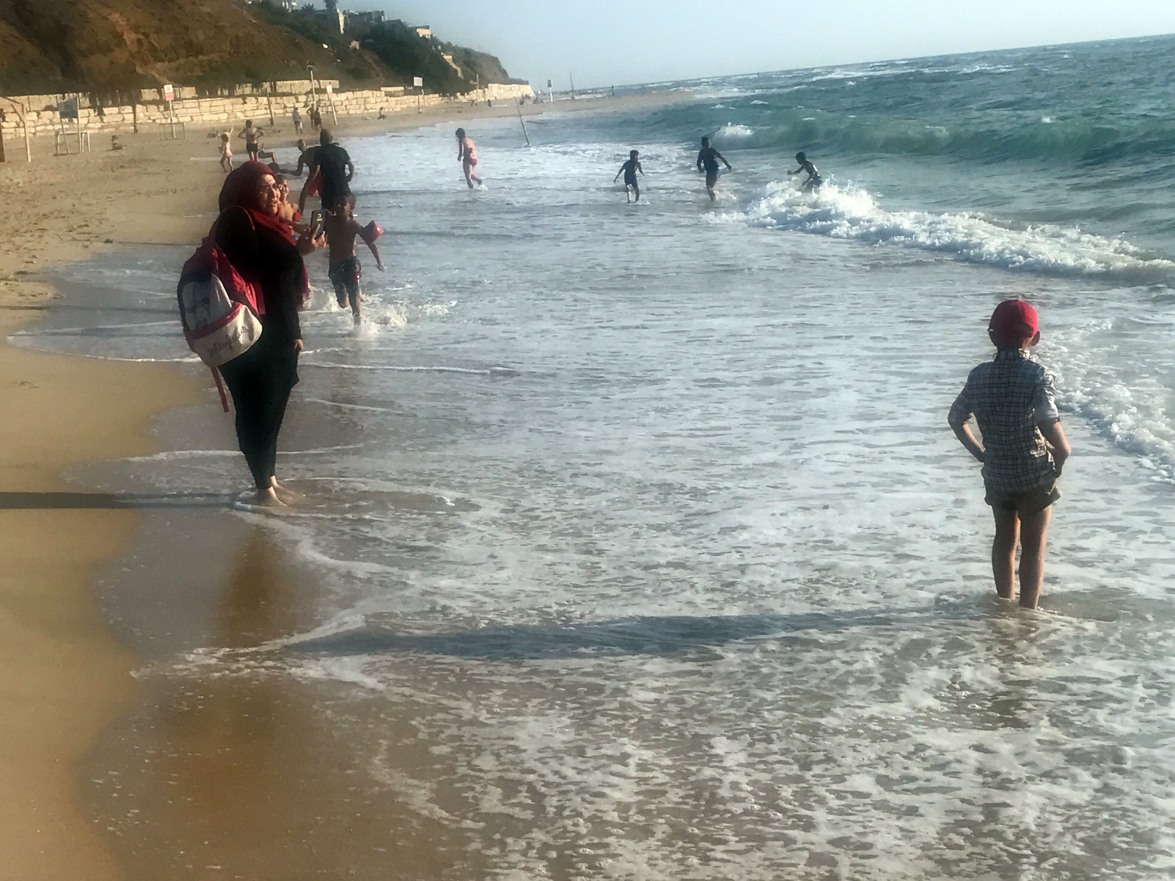 在布馬陪同下，莫娜帶兒子穆罕默德到雅法的海灘玩耍。(布馬‧印巴提供)