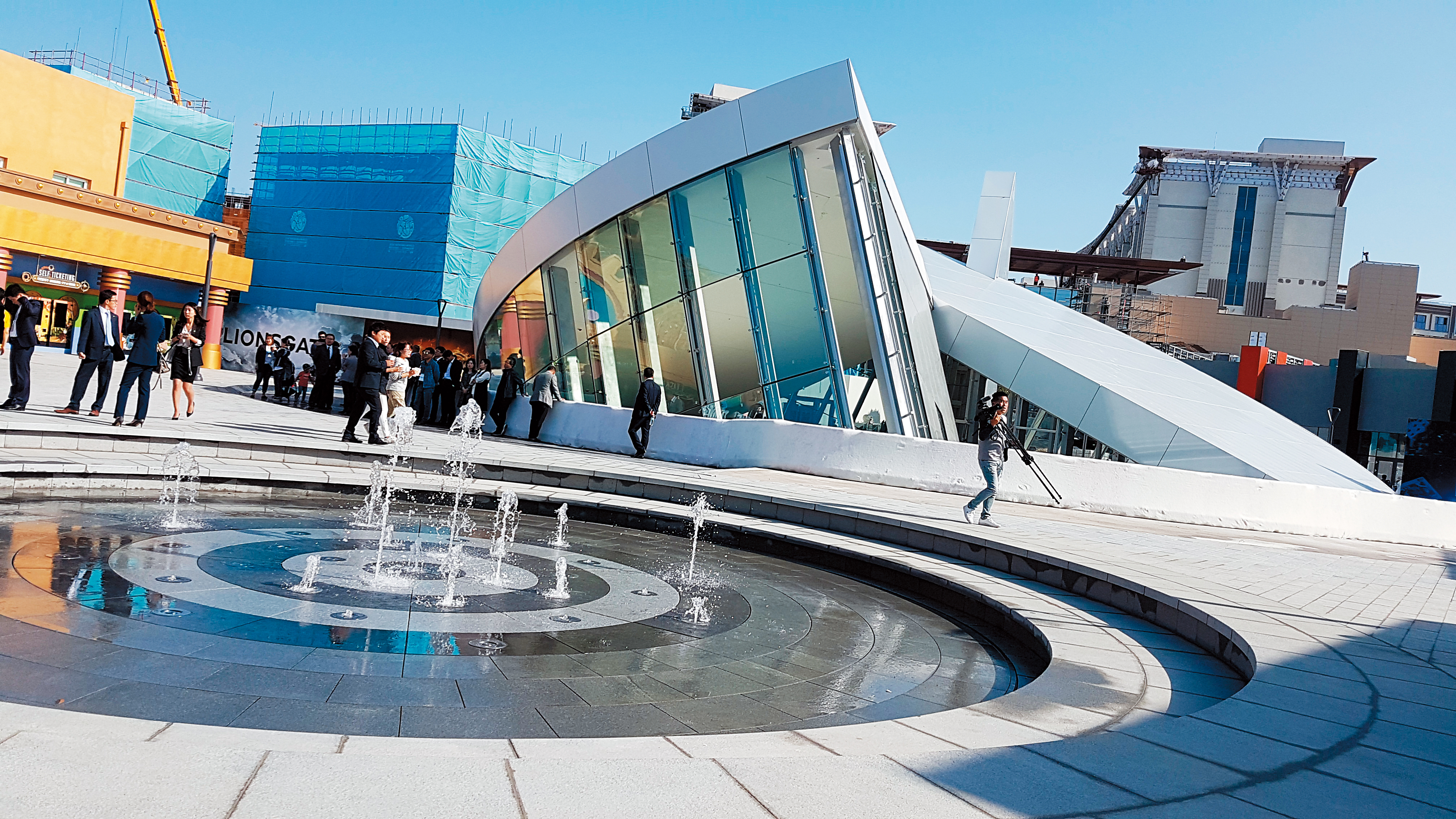 本刊帶大家直擊全新GD Café,GD Logo造型的外觀非常奇特,由他本人親自參與設計,11月開幕一定成為GD迷朝聖勝地。