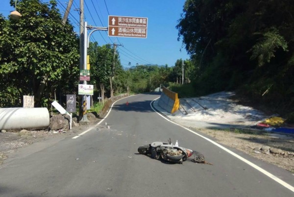 國中生騎報廢機車雙載，自撞水泥護欄1死1重傷。（警方提供）