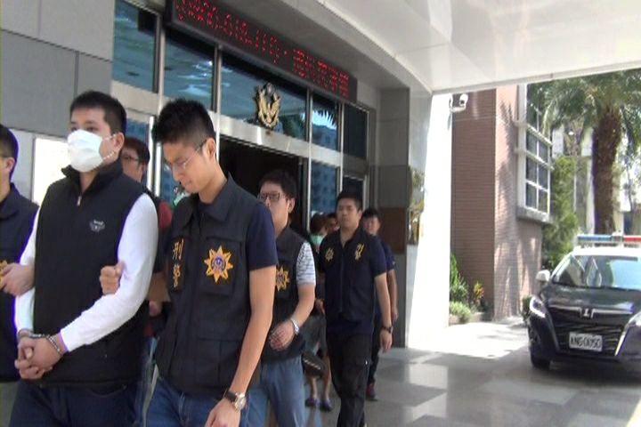 警方逮捕陳品豪(戴口罩者),提報治平專案檢肅對象,依組織犯罪條例究辦。(警方提供)