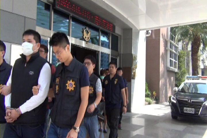 警方逮捕陳品豪（戴口罩者），提報治平專案檢肅對象，依組織犯罪條例究辦。（警方提供）