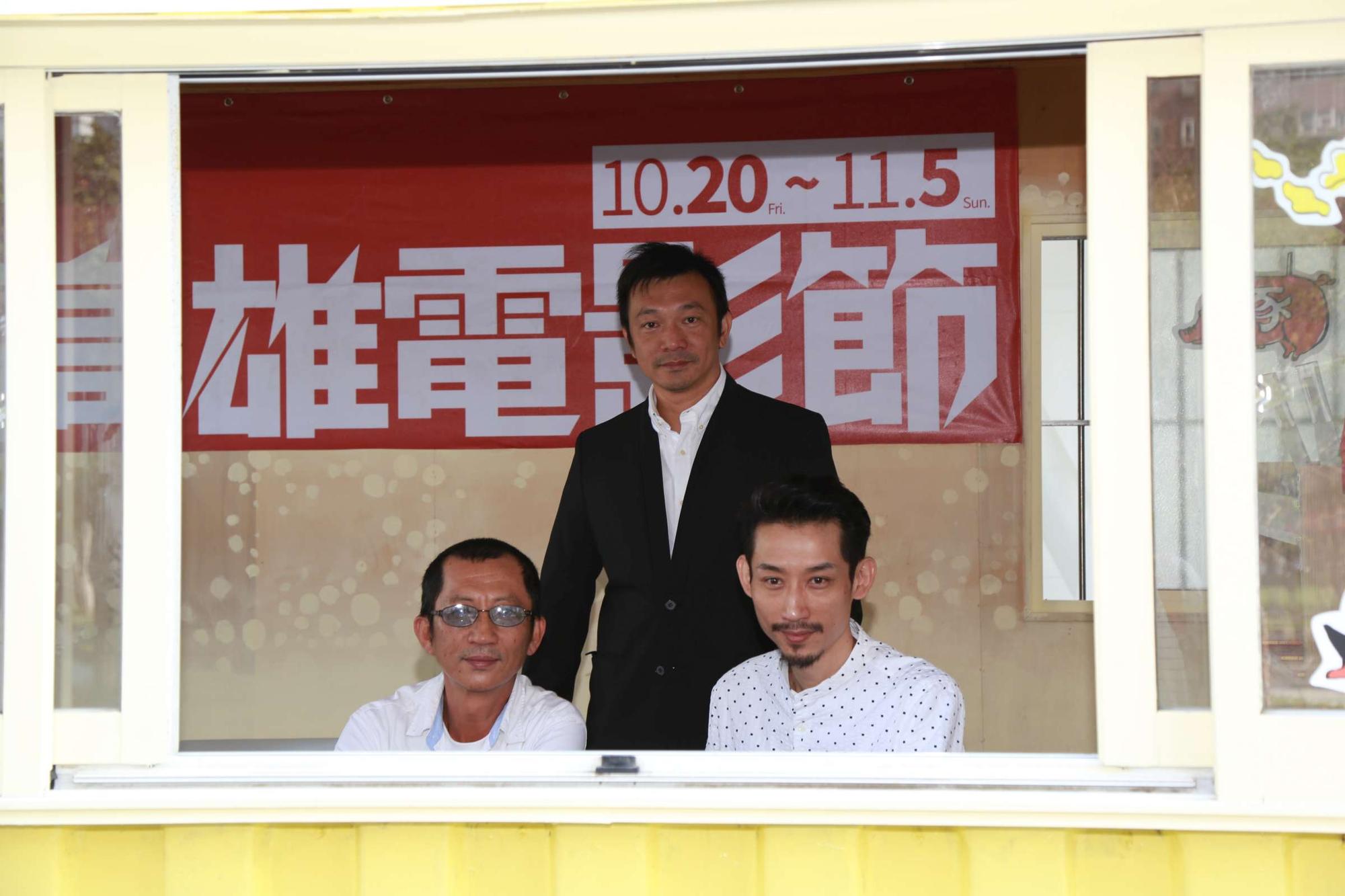高雄電影節特別將《大佛普拉斯》的貨櫃屋搬來市總圖現場,導演黃信堯及陳竹昇、莊益增等人也進來貨櫃重現偷窺場景。(高雄電影節提供)