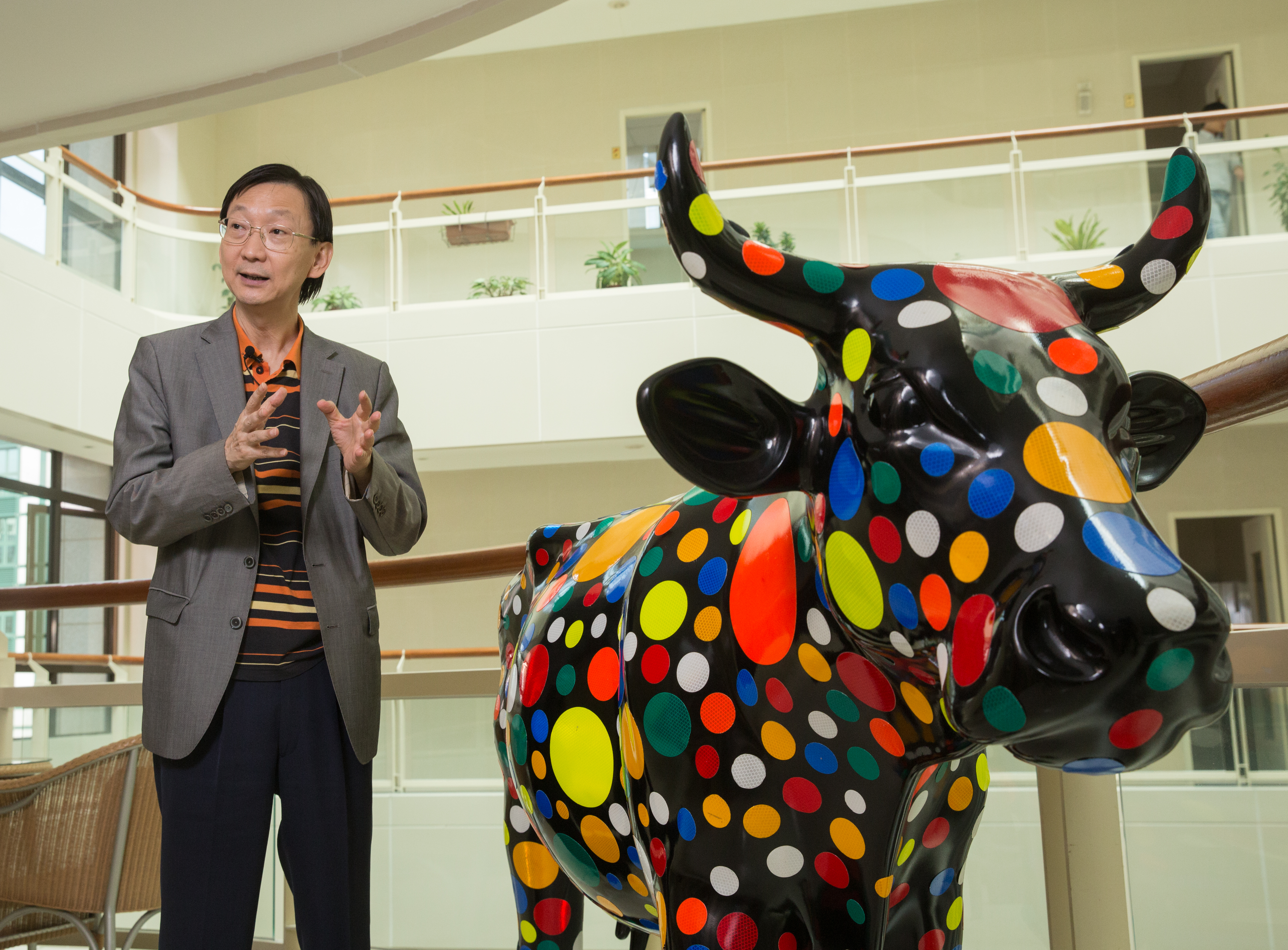 劉熙海過去是電子學名師「劉人傑」，現在轉為投身藝術產業。