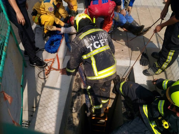 消防隊將工人從管溝救起來。（消防局提供）