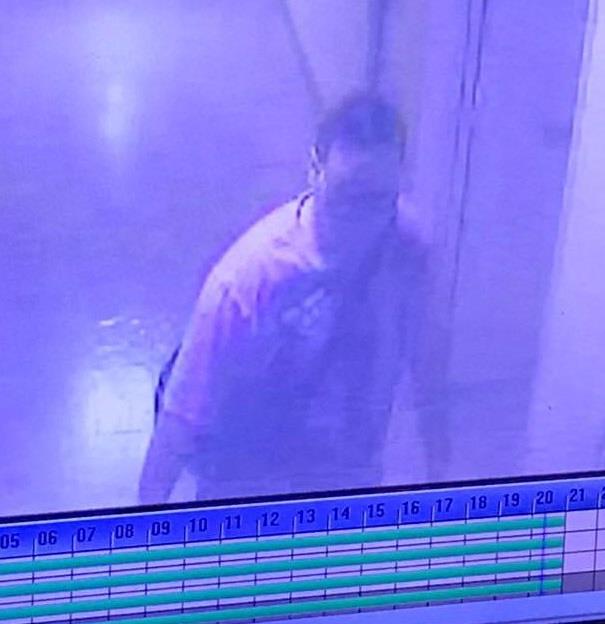 襲胸狼身高約180公分、體重100公斤，受害女學生提醒其他同學多注意。（翻攝畫面）