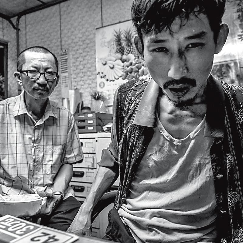 導演黃信堯的黑色喜劇電影《大佛普拉斯》,將人性的荒謬與悲哀詮釋得淋漓盡致。(甲上娛樂)