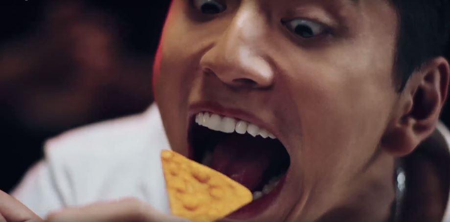 王大陸在零食廣告裡張開大口，口技令人陶醉。（王大陸工作室提供）