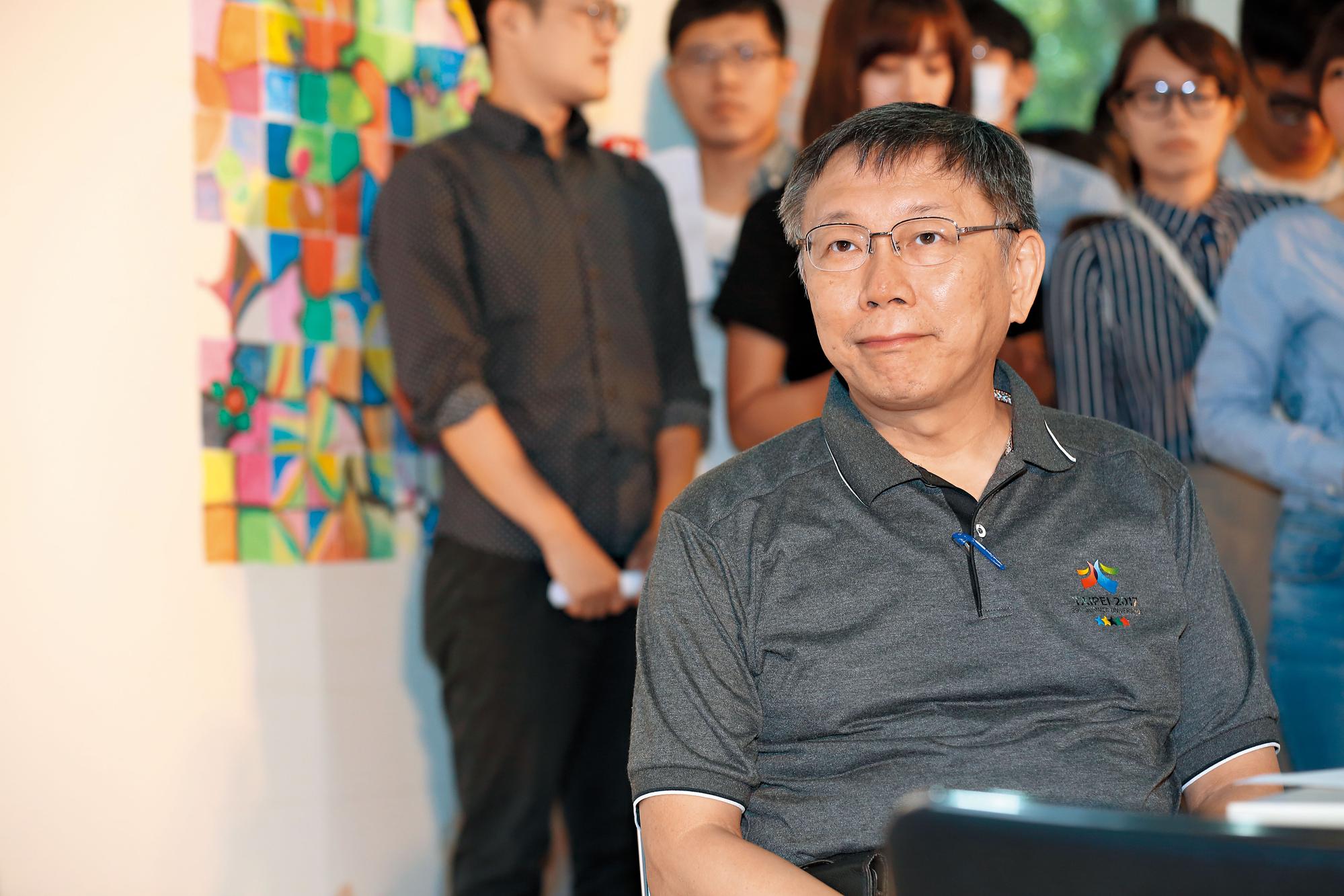民進黨起先當柯文哲是黨友,出死力拱他選台北市長,但柯上任後,卻像自走炮一般,攪得民進黨寢食難安。