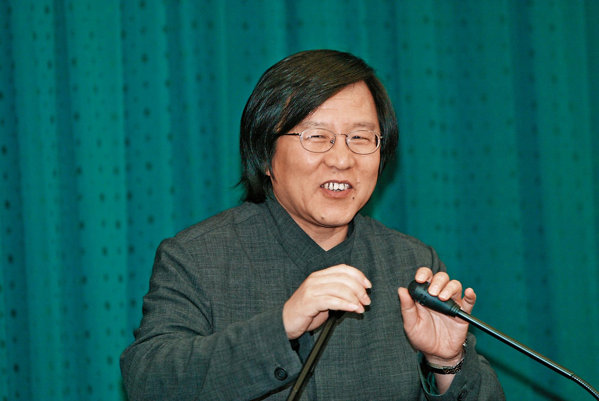 去年政黨輪替後,由民進黨大老邱義仁擔任亞東關係協會會長,今年更名為台灣日本關係協會,多次轉達日方對育英二號的關切。