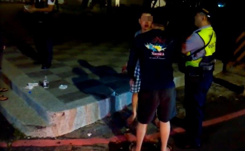 涂男喝得爛醉摔車還飆罵友人，醉人醉語引眾怒。（警方提供）