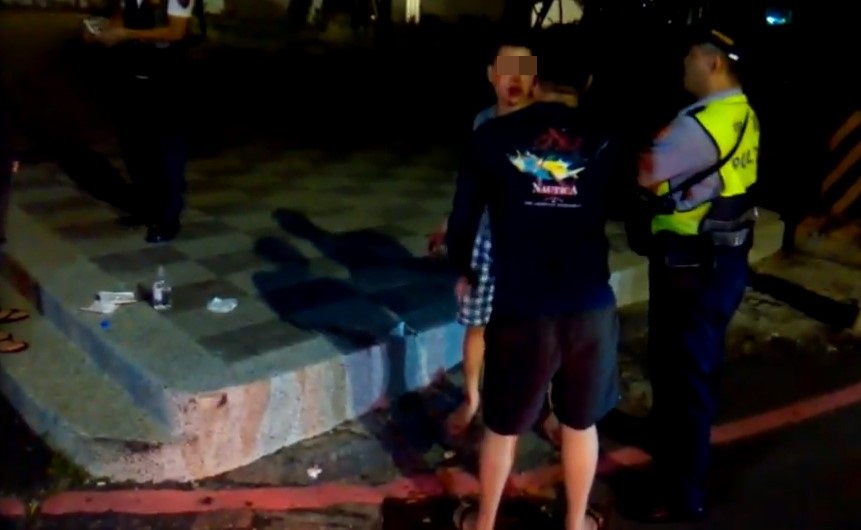 涂男喝得爛醉摔車還飆罵友人，醉人醉語引眾怒。（警方提供）