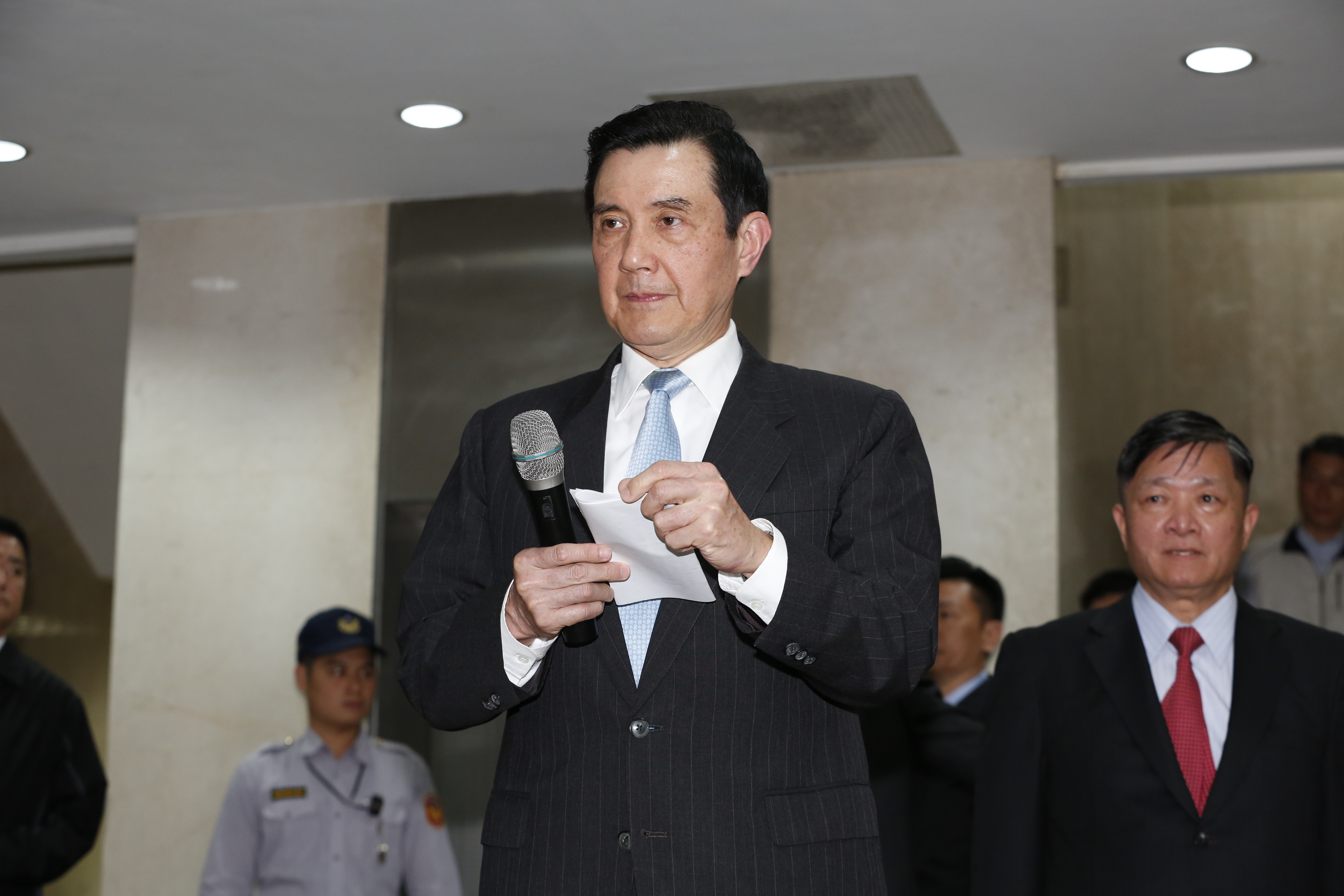 台北市議員梁文傑2011年任民進黨發言人時，指前總統馬英九曾與賭盤大亨陳盈助會面且募3億元等語，讓外界誤解馬英九競選與黑道、賭盤及金錢有關，已涉侵權，高等法院今（24日）判民進黨與梁連帶賠償120萬元。 