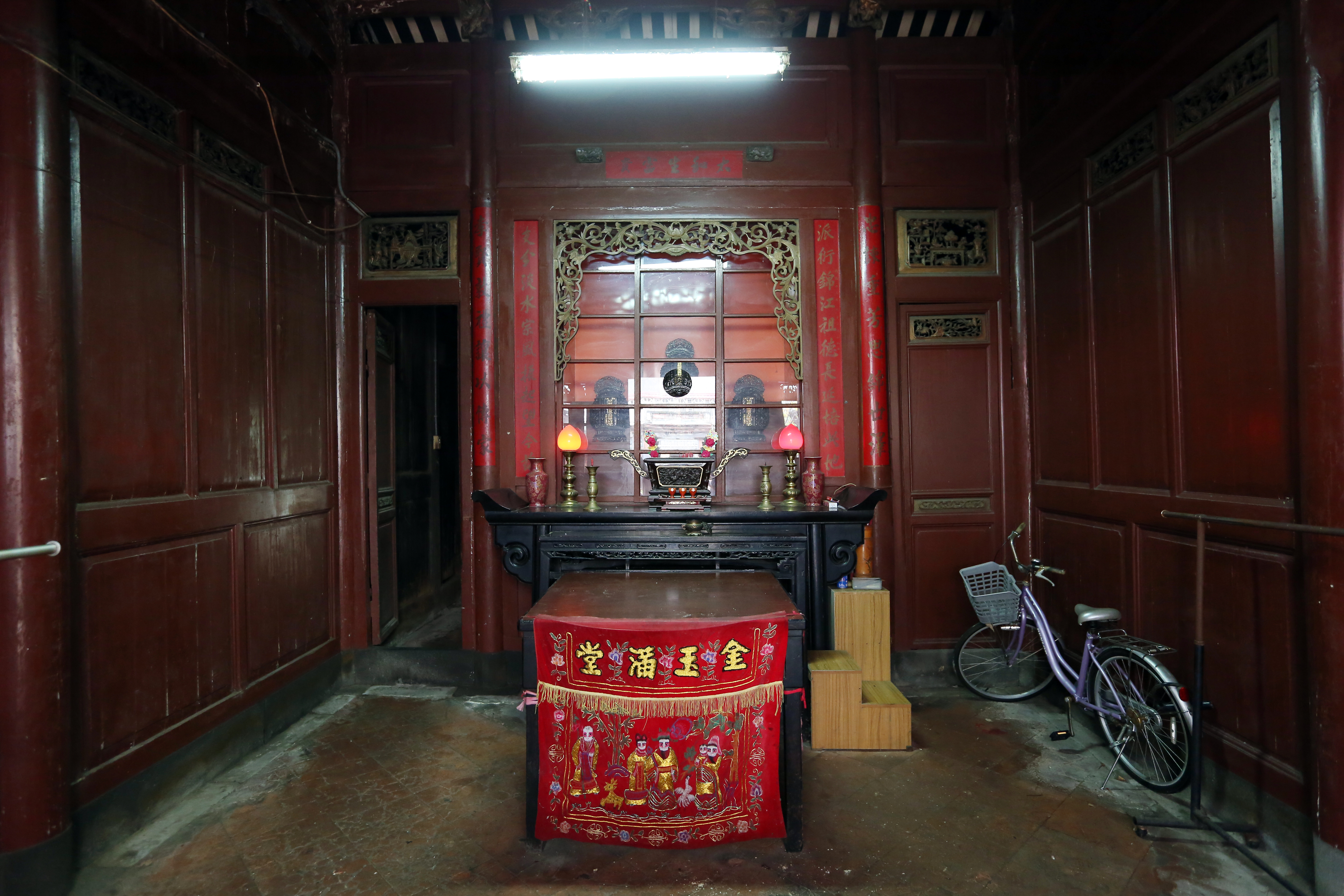 萬華洪家曾出秀才，過去會有大官來訪，因此將祖先牌位擺在神明廳之前。