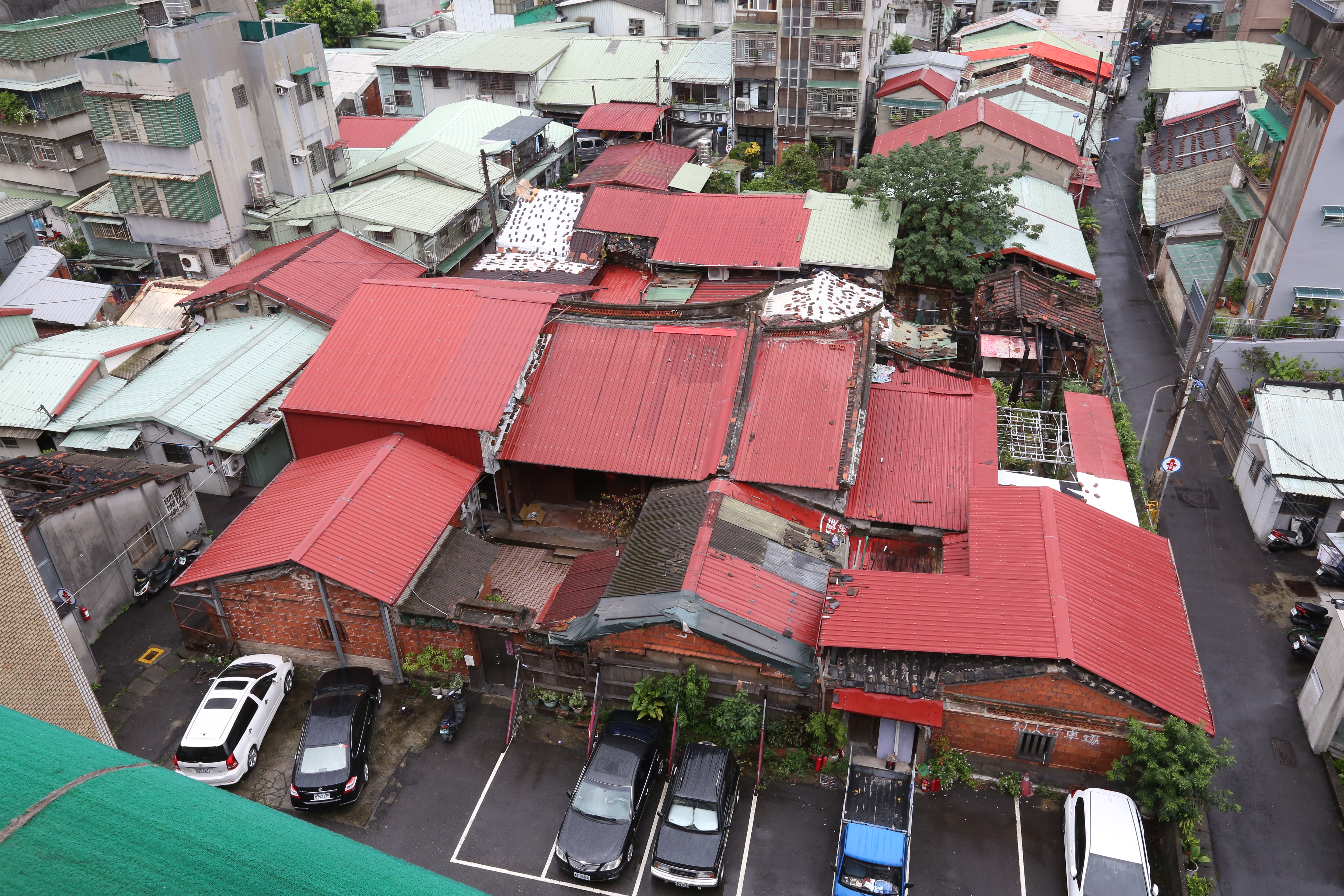 萬華洪厝被列為市定古蹟，但由於部分住戶反對維修，為避免塌陷，文化局搭了鐵皮屋頂以及外牆保護建築物。