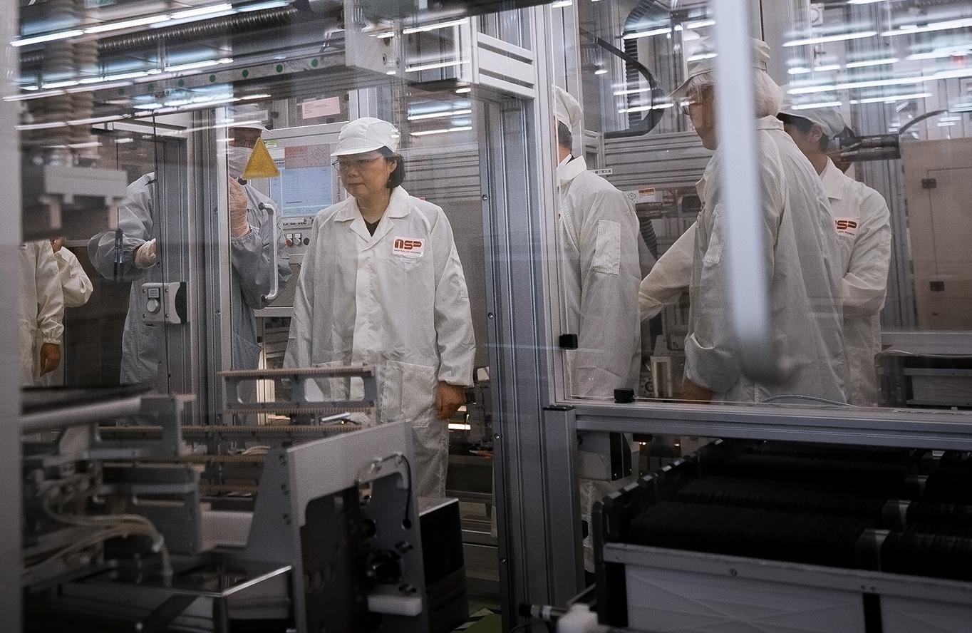 蔡英文總統今年6月前往新日光參訪，盯緊新日光三合一的進度。（總統府提供）