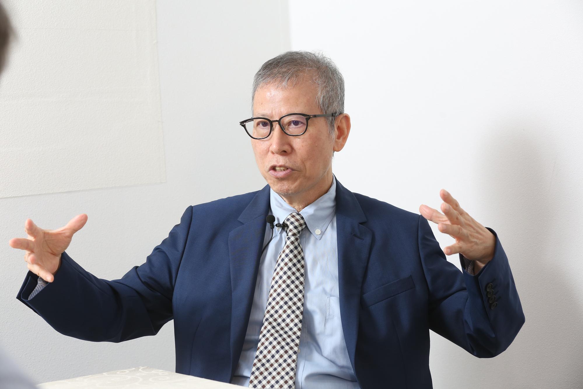 新日光董事長洪傳獻整併昱晶以及昇陽科，成為太陽能產業的新天王。