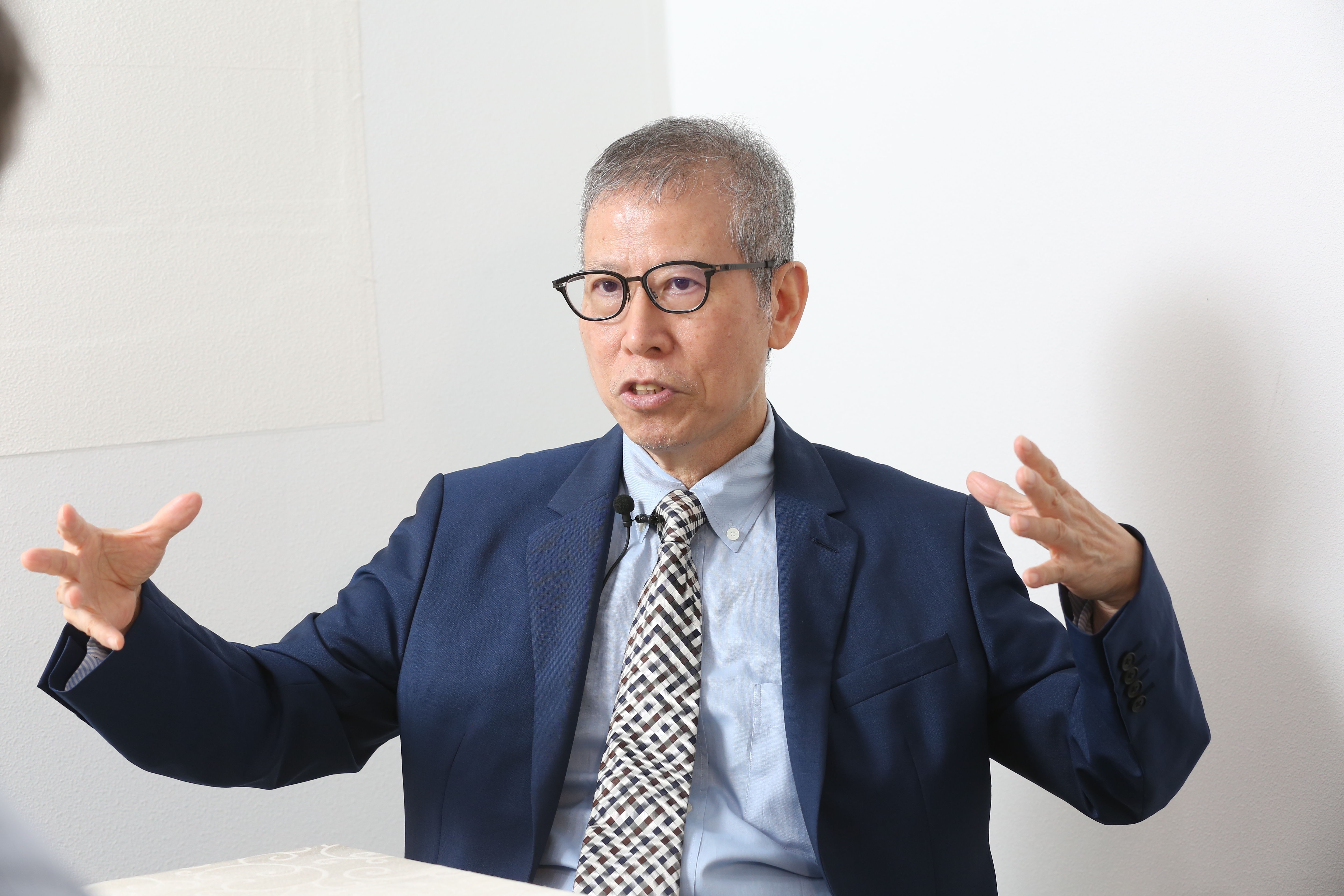 新日光董事長洪傳獻整併昱晶以及昇陽科，成為太陽能產業的新天王。