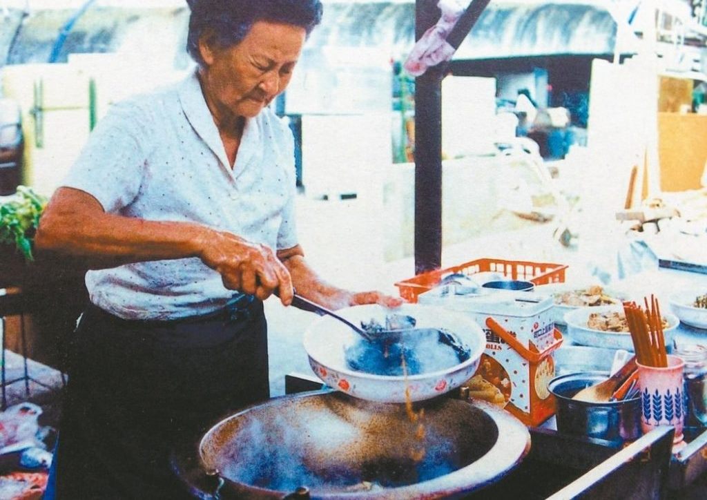 洪傳獻認為10元阿嬤最成功。（翻攝自《高雄市政府高雄畫刊》）