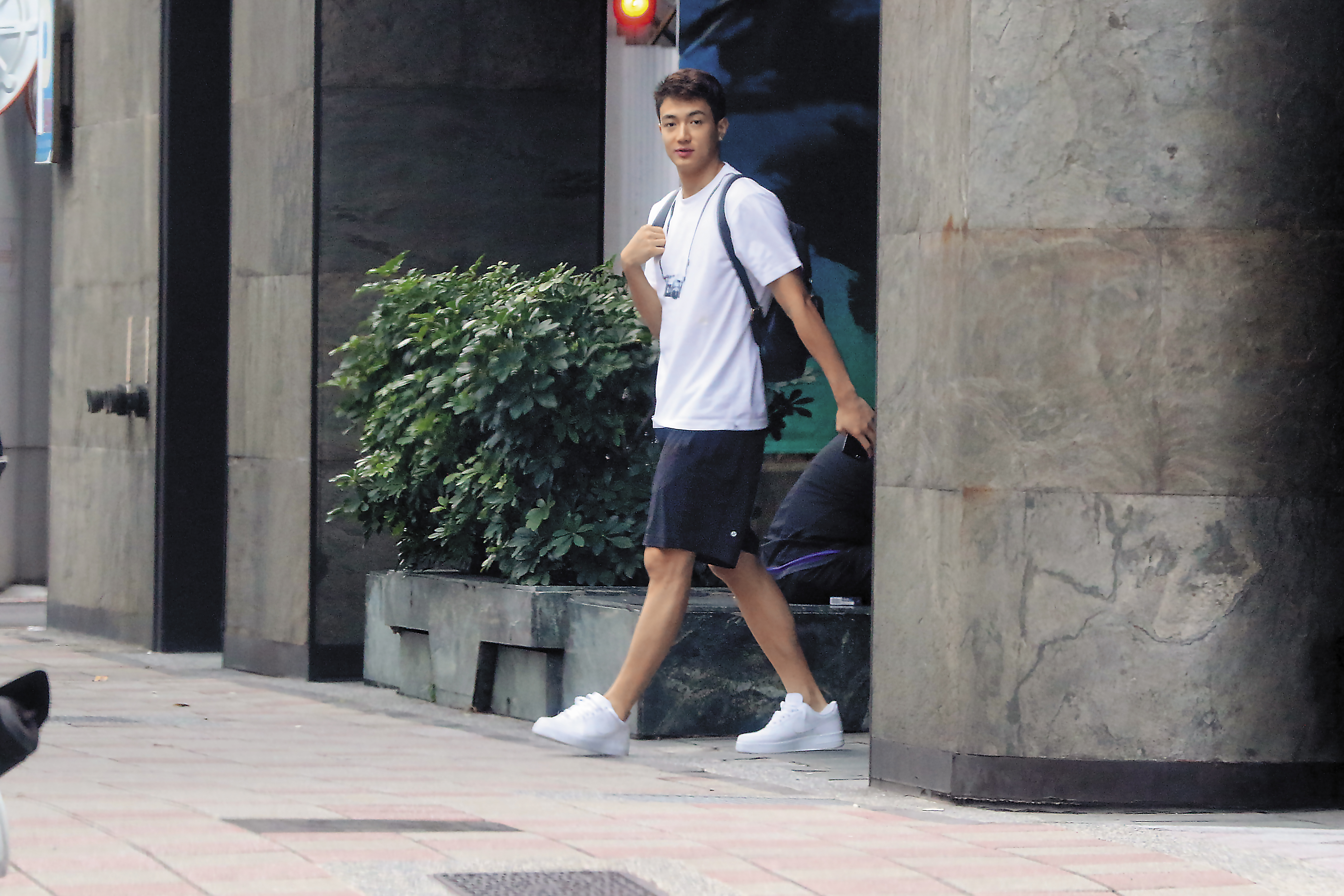 白衣嫩男看來頗有洋味，有蕭亞軒歷代男友的神韻。