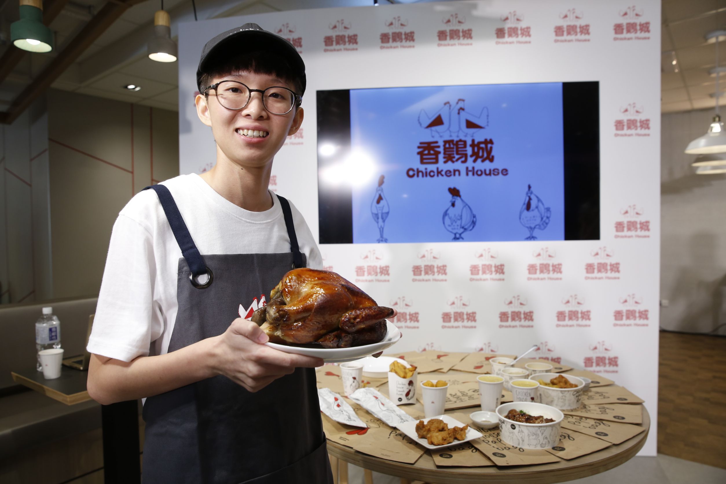 香雞城新莊旗艦店今日正式試營運，由第3代品牌經理陳巧瑜親自操刀。