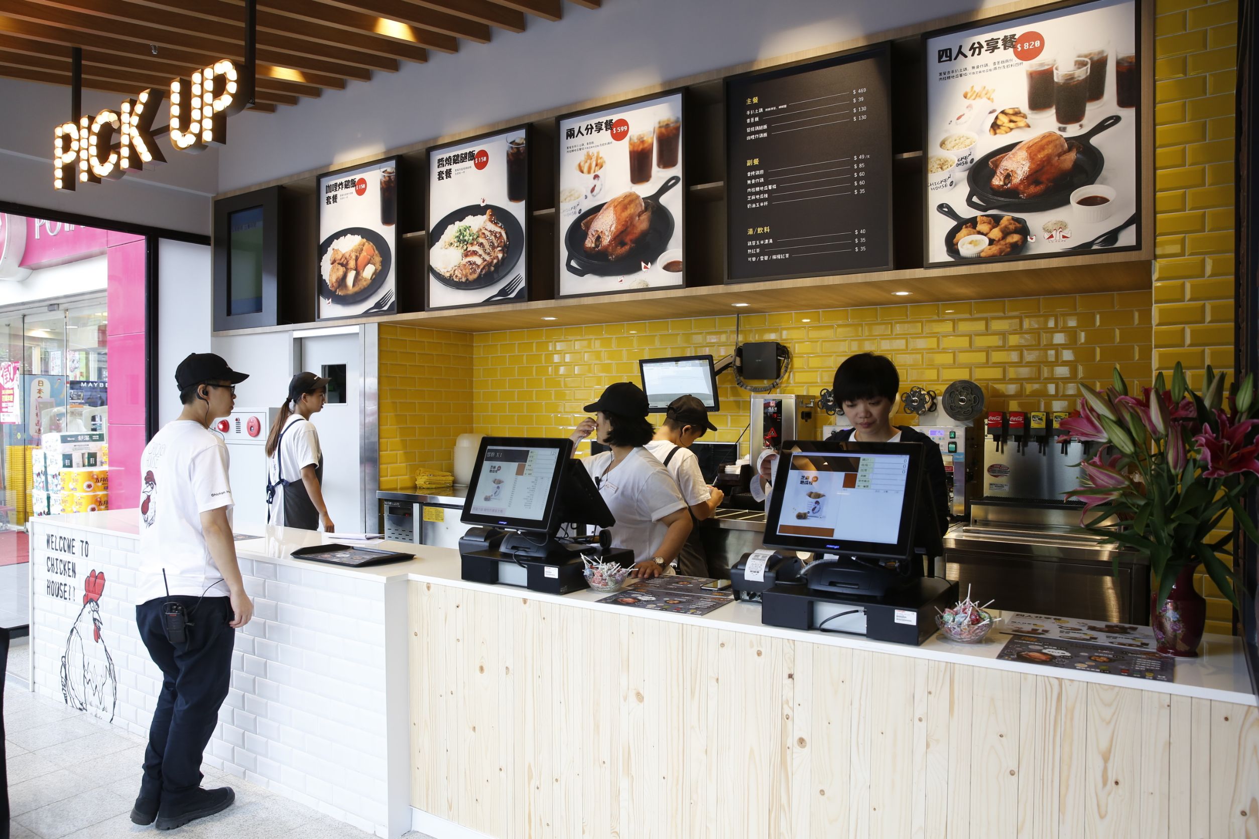 香雞城新莊旗艦店今晚5點正式對外試營運，單日可提供700隻手扒全雞。