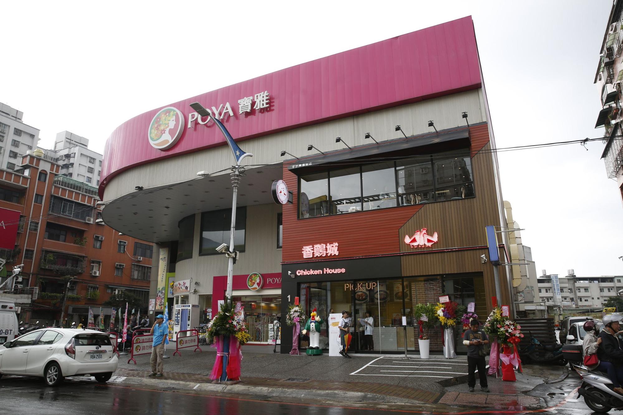 陳巧瑜選擇念書時期熟悉的新莊鴻金寶商圈重返市場。