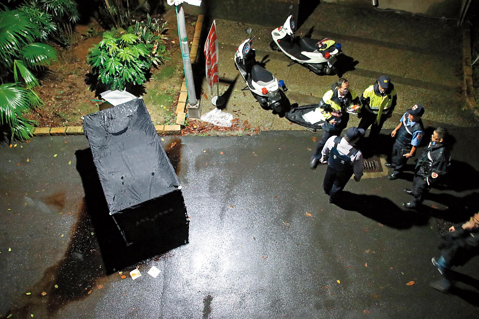 張男身亡現場怵目驚心,警方趕到後覆以黑布。