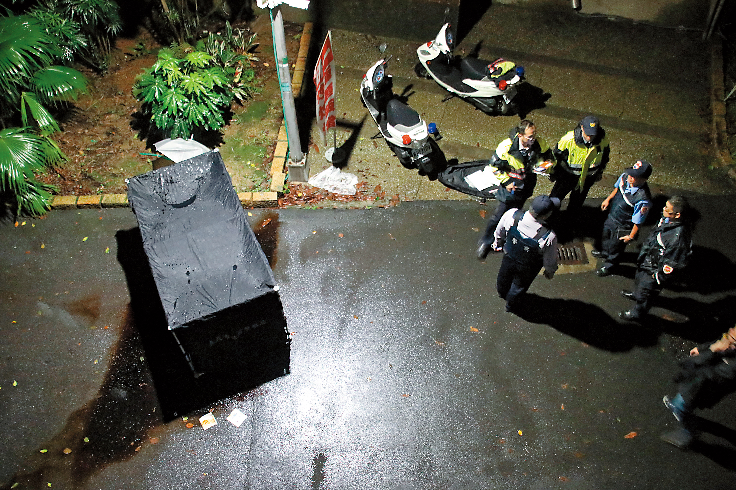 張男身亡現場怵目驚心，警方趕到後覆以黑布。