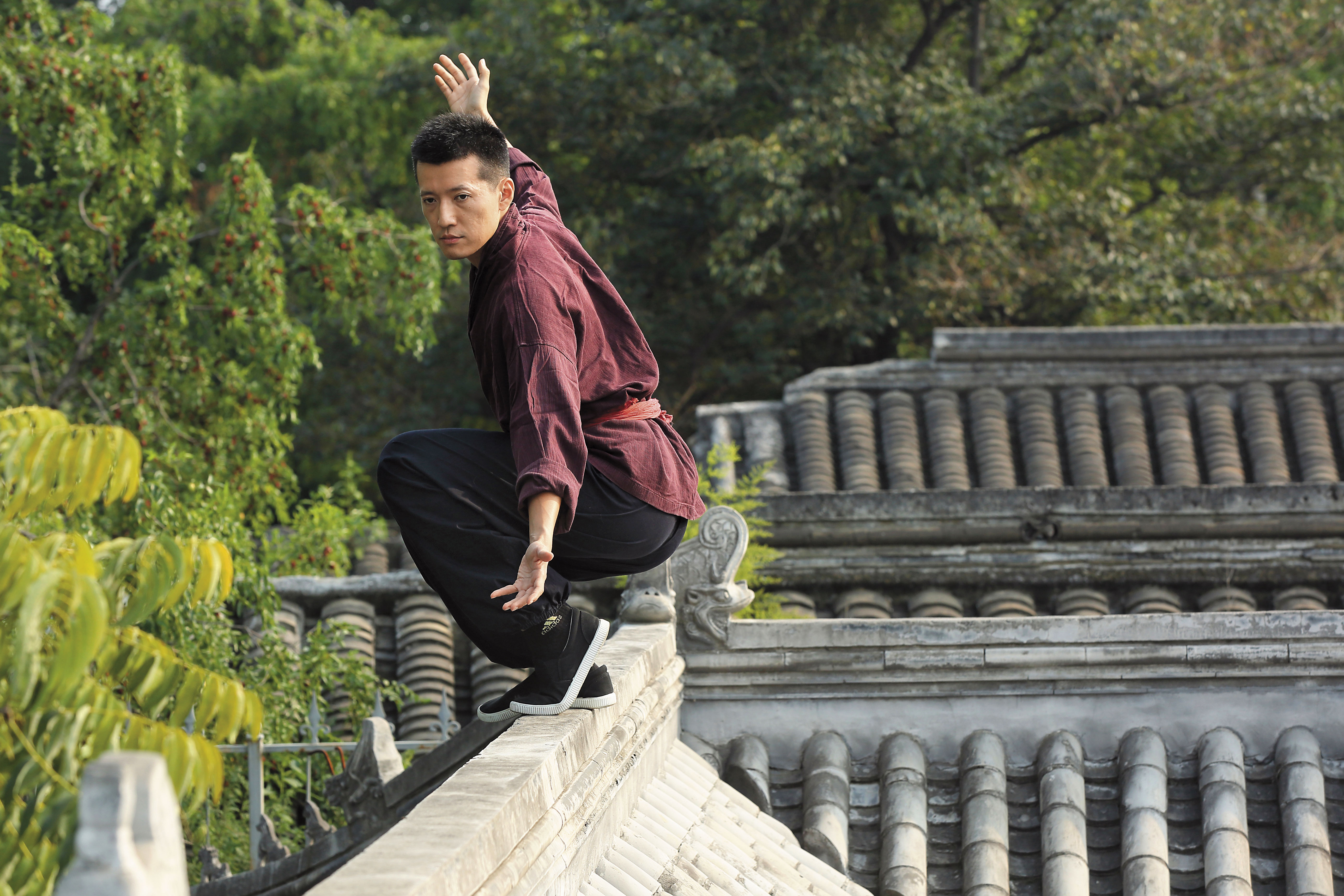 夜奔北京老闆黃鴻璽曾在雲門舞集擔任武術教學工作，2011年，他租下北京胡同裡的傳統四合院開設旅館，每週固定有武術、書法課程讓住客與同好交流。