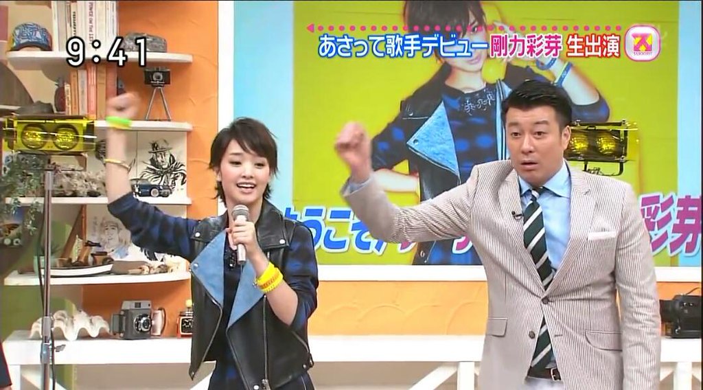 剛力彩芽（左）上節目自爆至今仍可跟爸爸一起共浴。（翻攝網路）