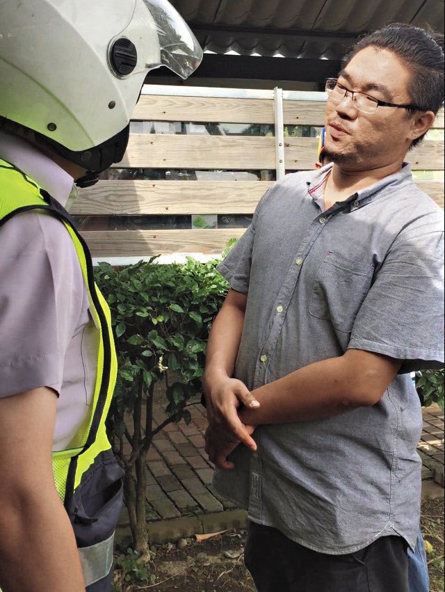 萬駿(右)帶人強行在咖啡店內裝設攝影機,被警方依強制罪法辦。(翻攝畫面)