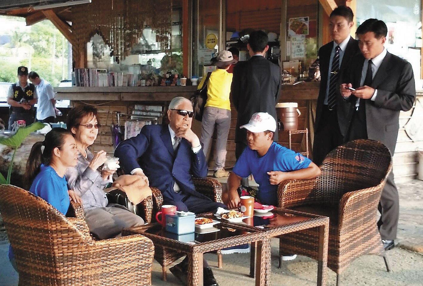前總統李登輝曾多次造訪「三個傻瓜」咖啡店。（翻攝三個傻瓜臉書）