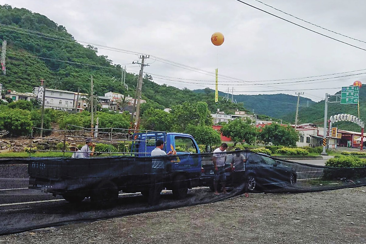 李家蓮帶著數十名不明男子以黑網圍住咖啡店出入口,隔天警方強力要求拆除。
