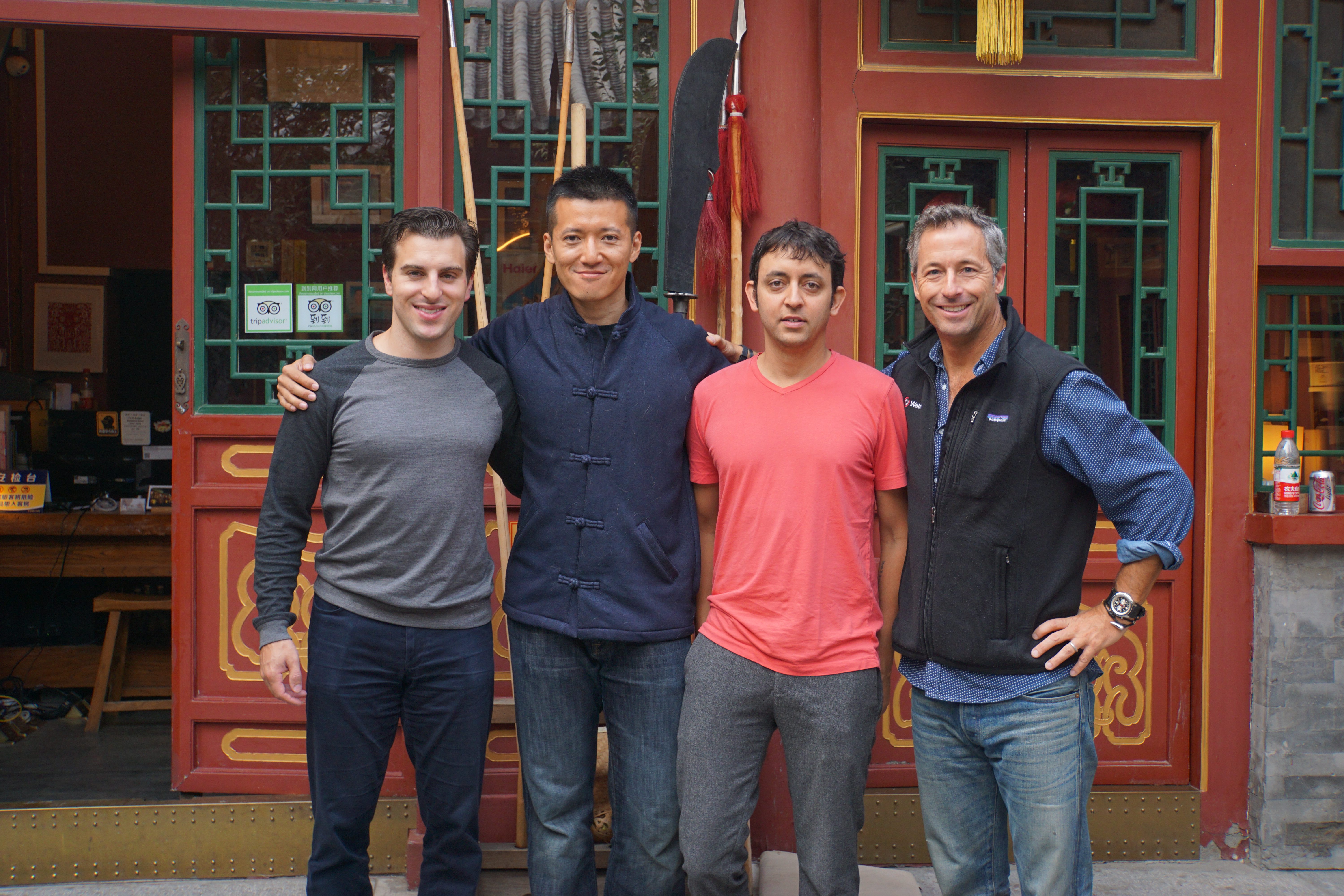 黃鴻璽(左2)創的夜奔北京是北京第1家註冊Airbnb的旅館,Airbnb的執行長Brian Chesky(左1)還曾帶領團隊一起入住。