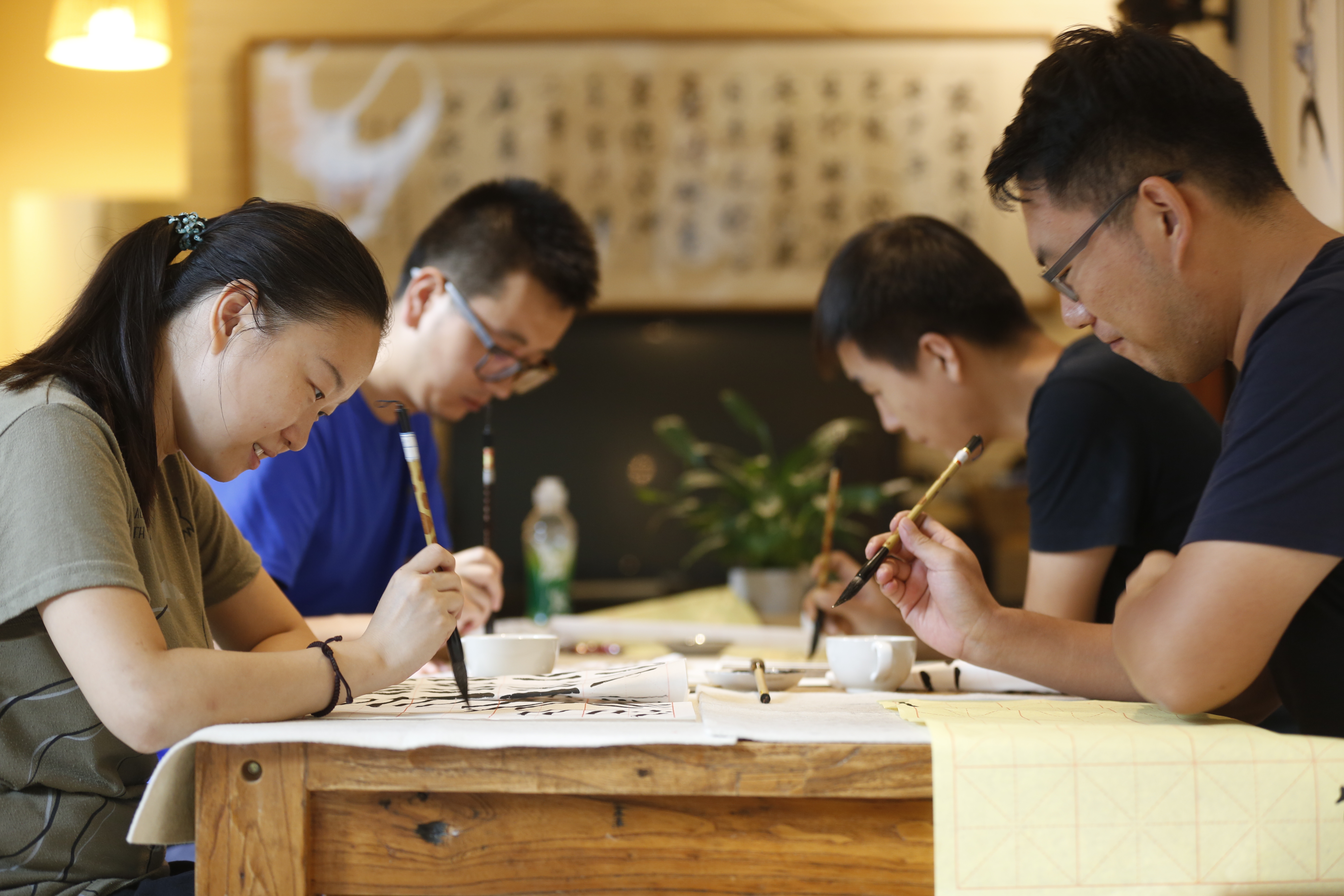 在黃鴻璽的民宿裡，無論是員工或是打工換宿的人，都需一起參與週末的書法課。