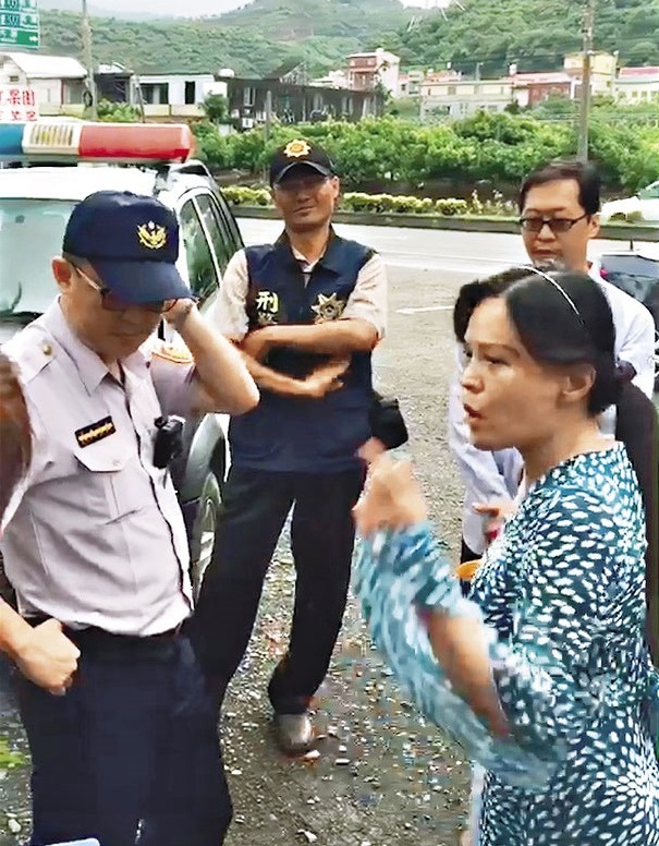 李家蓮咆哮指控台電人員不願拆除電表，涉嫌瀆職，但連警察聽了都直搖頭。（翻攝畫面）