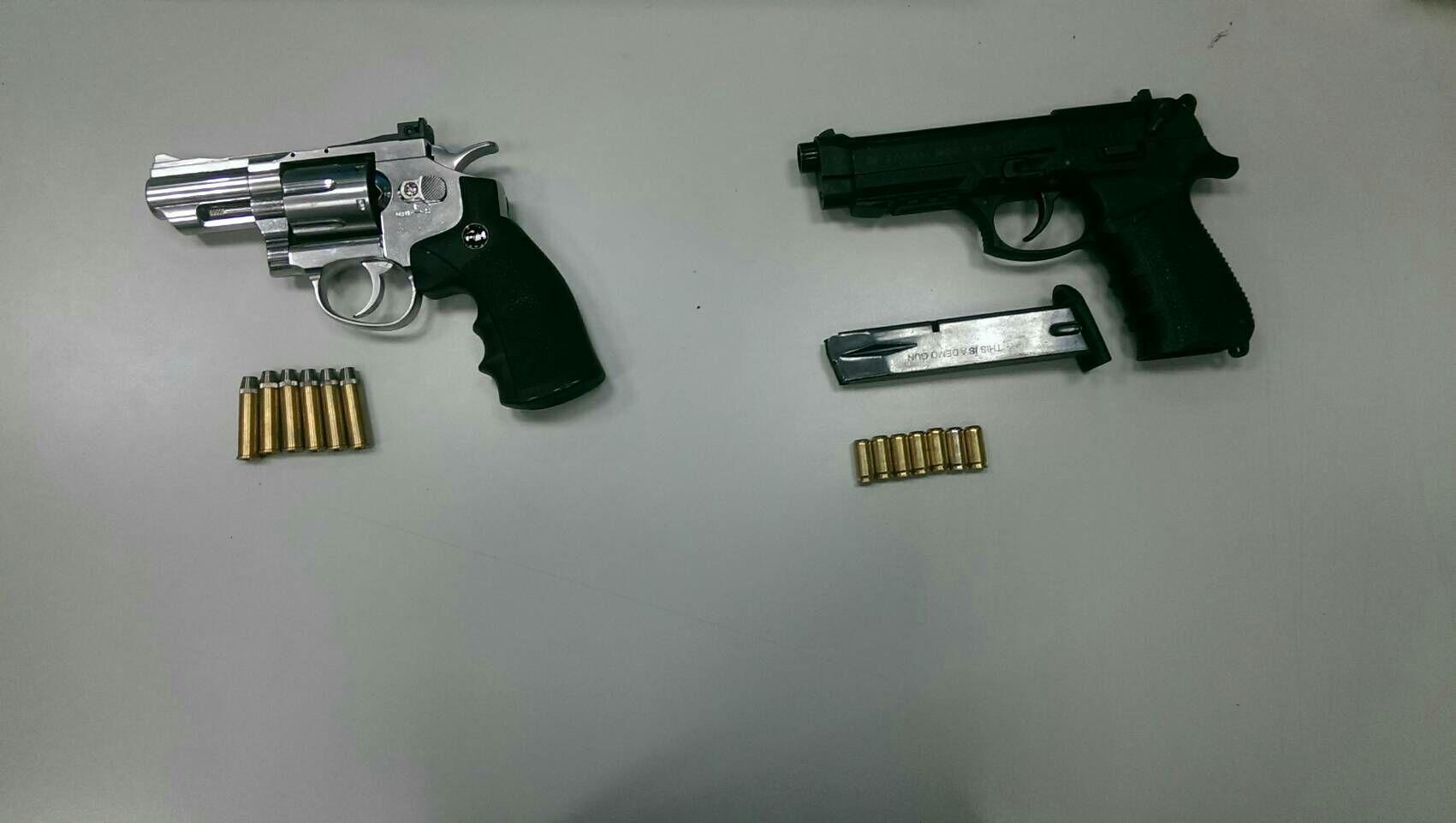 警方在冷男車上查獲道具槍和BB槍,冷男供稱是網路購買。(翻攝畫面)