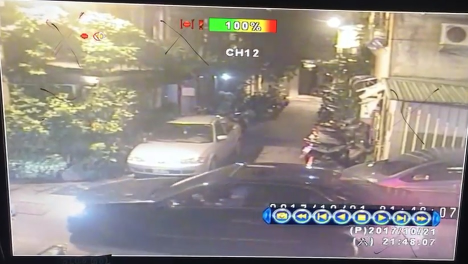 冷男懷疑妻子在出遊時結識其他友人，竟朝林姓主辦人住家開槍。（翻攝畫面）