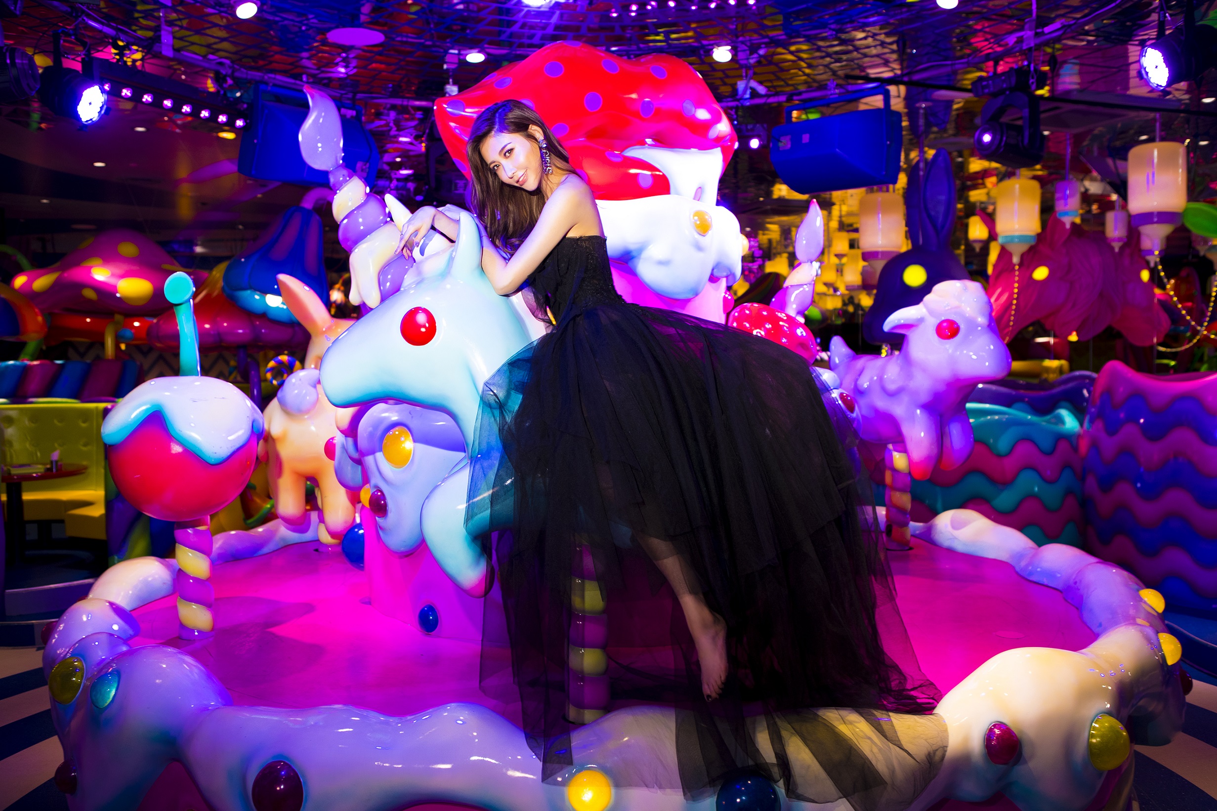 愷樂為了新專輯《黑蝴蝶》前往東京澀谷取景，在一片粉紅泡泡中穿著黑色露胸禮服入鏡。（環球音樂提供）