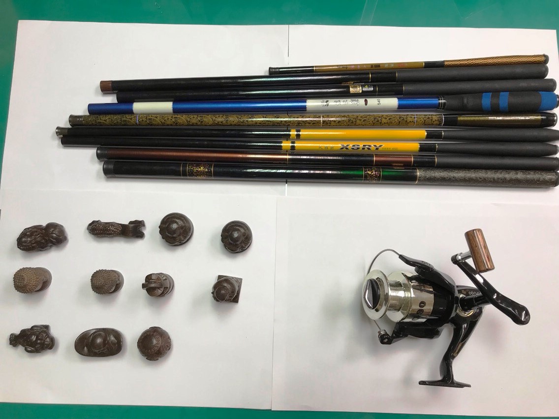 警方在鸚鵡賊家裡搜出釣竿、木雕品等贓物。