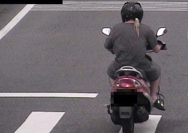 警方調閱監視器,查到他騎機車帶著鸚鵡,進而查出車牌。(警方提供)