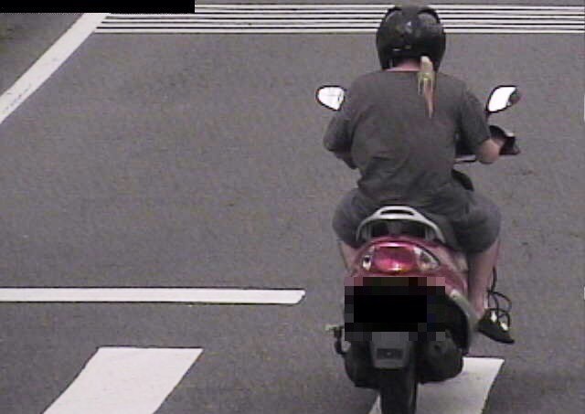 警方調閱監視器，查到他騎機車帶著鸚鵡，進而查出車牌。（警方提供）