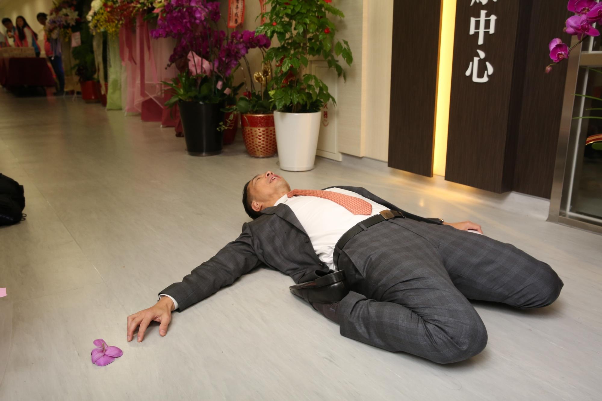 陳致遠在活動現場展現自己的柔軟度。