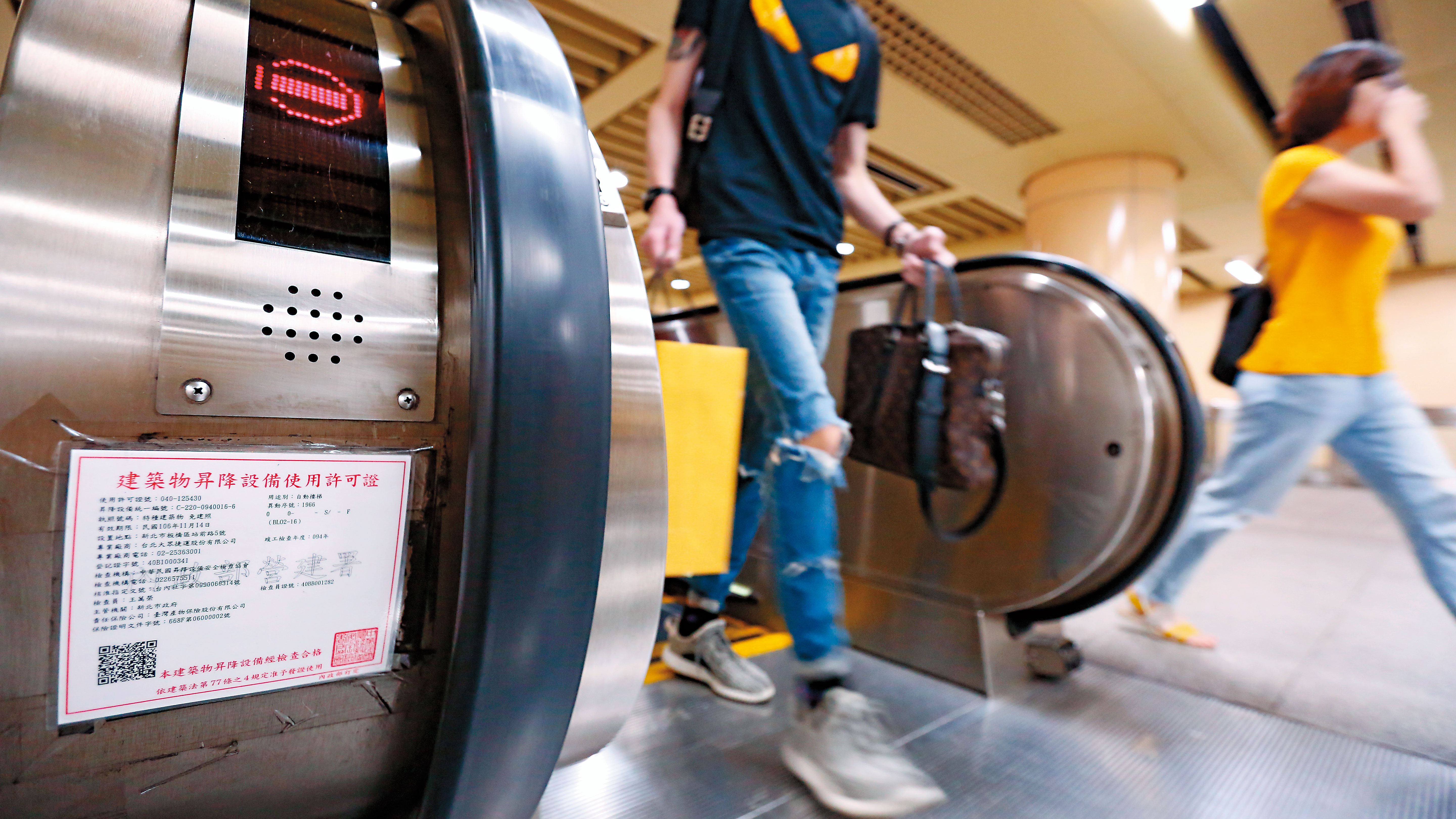每台電扶梯、電梯都貼有安檢過後的使用許可證，但殊不知只是做表面功夫。