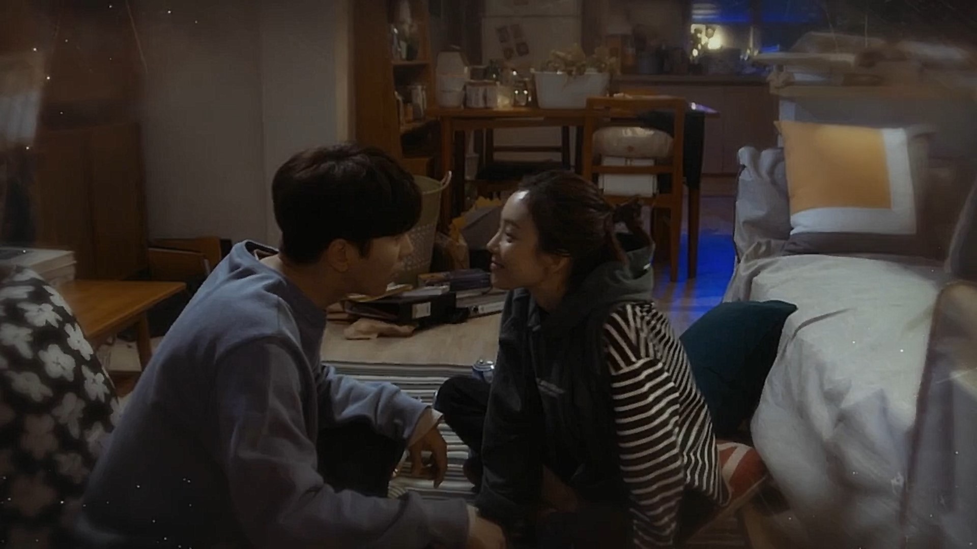 鄭麗媛（右）、尹賢旻在《魔女的法庭》的互動，既有趣又甜蜜。（CHOCO TV提供）