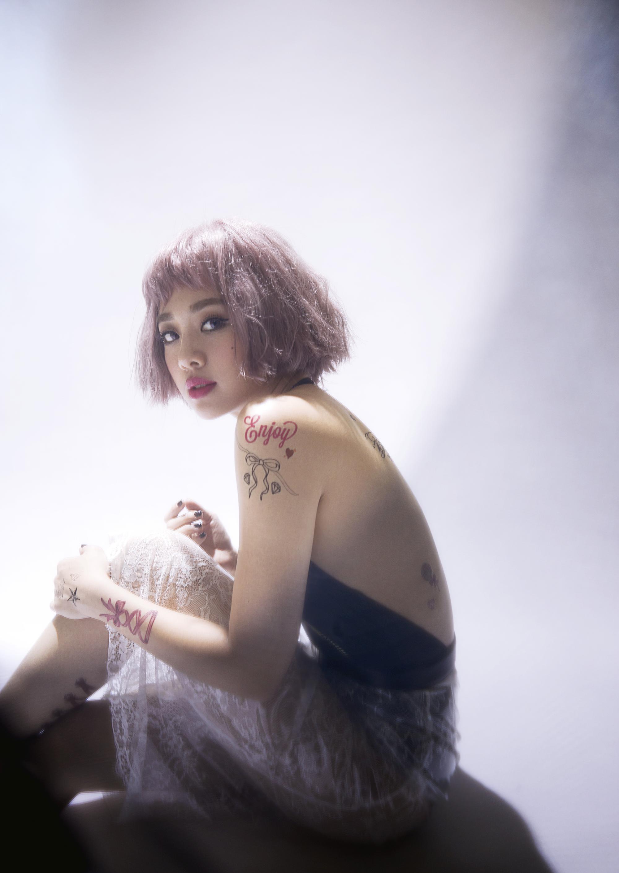 日前鬼鬼拍攝露背美照宣傳單曲,她自豪「背部比較性感」。 (鬼鬼吳映潔工作室提供)