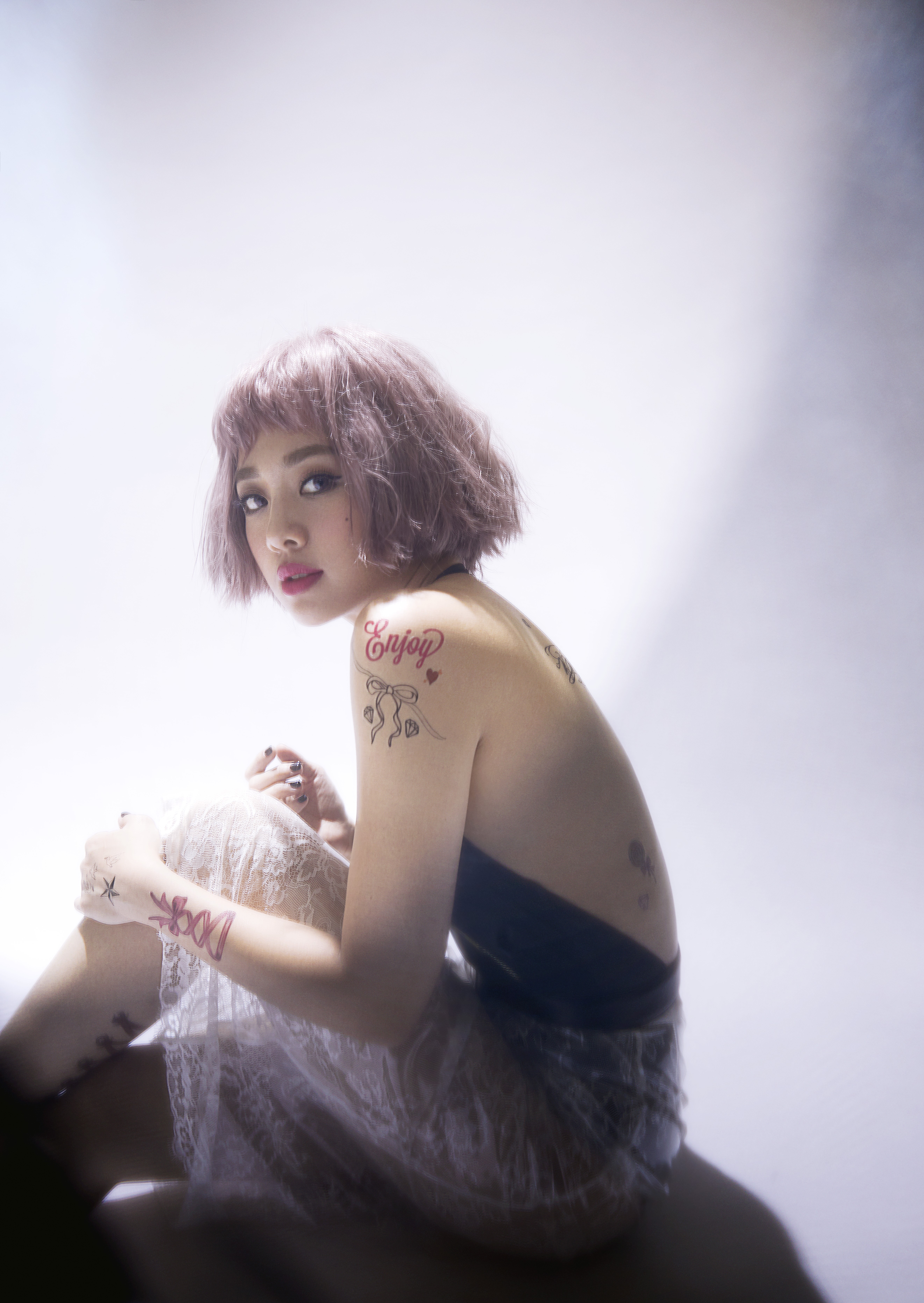 日前鬼鬼拍攝露背美照宣傳單曲,她自豪「背部比較性感」。 (鬼鬼吳映潔工作室提供)