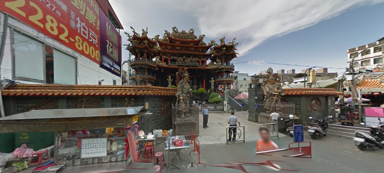 湧蓮寺對面民宅今下午有毒蟲爬到遮雨棚，嚇壞路過民眾。（翻攝畫面）