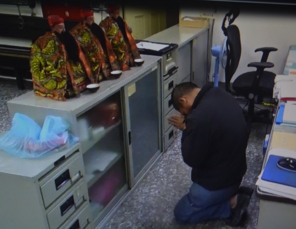 偵訊結束，魯嫌良心不安向將軍爺神像下跪道歉。（警方提供）